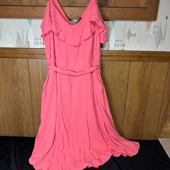 torrid Dresses & Skirts - Torrid Coral pink flowy dress Size 16